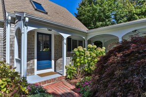 Gorgeously renovated Chatham cottage with deeded access to Oyster Pond