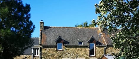 Vue arrière de la maison depuis jardin privatif