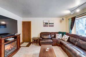 Living Room | Smart TV | Free WiFi (High Speed) | Gas Fireplace | Central Heat