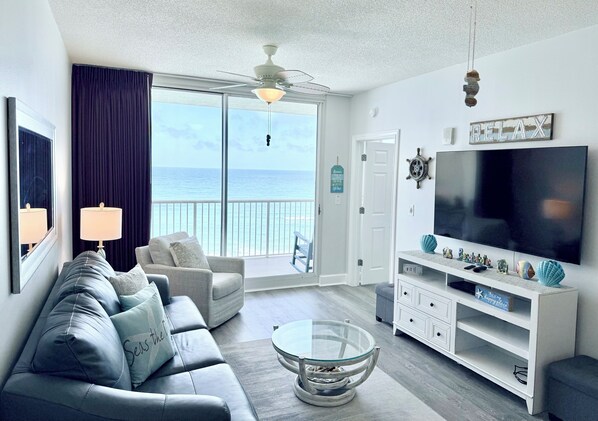 Beachfront living room-balcony access, new 65” smart tv & new queen sofa sleeper