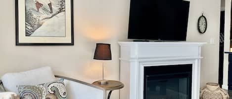 Newly furnished, light & bright, center of town,1 block from Gondola, fireplace.