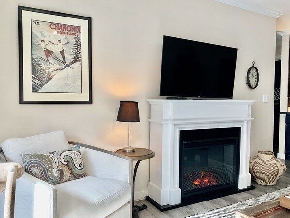 Newly furnished, light & bright, center of town,1 block from Gondola, fireplace.