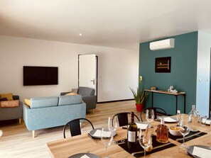 Large living room: dining room + living room + kitchen