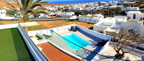 Rooftop Terasse Ausblick über Pool aufs Meer