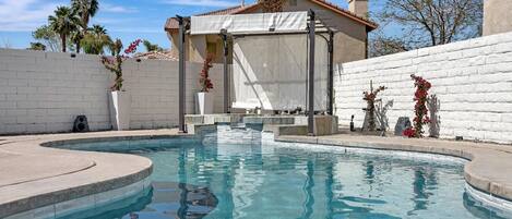 Watch a movie at night in the pool and jacuzzi on the big screen!