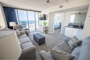 Direct Oceanfront, Beautifully Decorated!