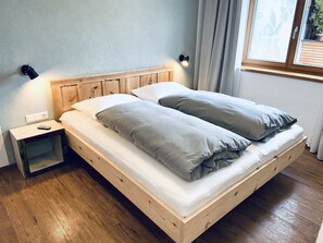 Schlafzimmer mit Zirbenholzbett für einen noch erholsameren Schlaf 