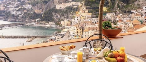 Colazione all'italiana in terrazza con vista sul mare e sulla città di Amalfi