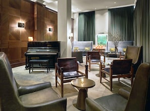 2 bars/lounges, lobby lounge, rooftop bar