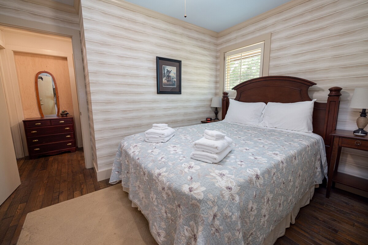 Lakefront Cabin Retreat. Private Setting. Sleeps 20. Boat Rental.