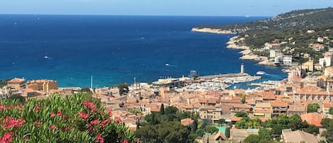 Vue du séjour et du balcon 