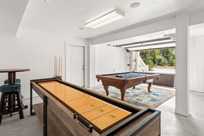 CC372: Sidebar | Bottom Level Garage w/ Pool Table & Shuffleboard