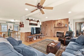 GR3333: Teacher's Lair l Mid Level Living Area - Fireplace Not Available For Guest Use