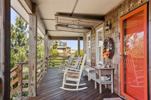 GR3333: Teacher's Lair | Mid Level Porch