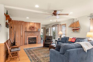 GR3333: Teacher's Lair l Mid Level Living Area - Fireplace Not Available For Guest Use