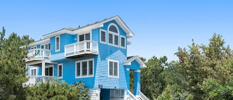 M863: Holiday House | Front Exterior