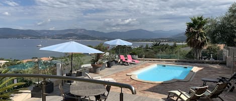 Terrasse et piscine avec vue sur la baie d'Ajaccio