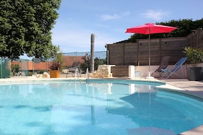 La piscine sécurisée du gite.