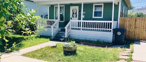 Front of the house with private parking space (uncovered) 