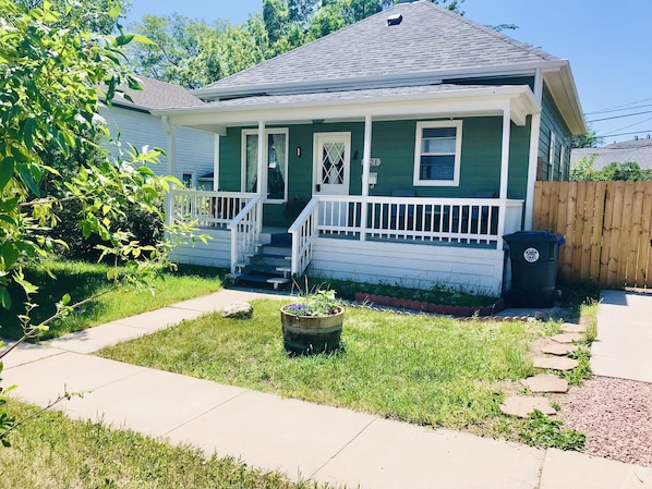 Front of the house with private parking space (uncovered)