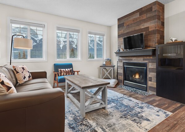 Living room with Amazing Mountain views