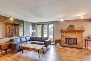 Living Room | 1st Floor | Free WiFi | Smart TV | Central Heating
