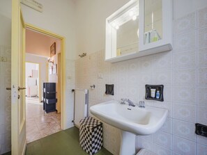 Robinet, Miroir, Évier, Luminaire Plomberie, Propriété, Lavabo, Salle De Bains, Violet, Éclairage, Design Intérieur
