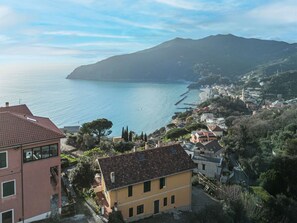 L'Eau, Nuage, Ciel, Bâtiment, Fenêtre, Montagne, Bleu Azur, Montagnes, Arbre, Plan D'Eau