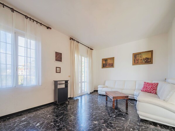 Propriété, Meubles, Fenêtre, Canapé, Bâtiment, Bois, Cadre, Design Intérieur, Sol, Sol