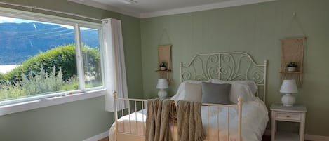 Lakeview Room w queen bed