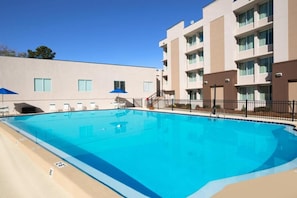 Large swimming pool, bring the kids and jump right in!