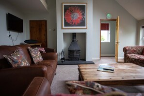 Full fibre internet (over 100Mb), 50" internet TV and Bluetooth speaker 