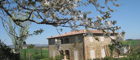 Vista della casa (piani T e 1°) e del giardino circostante