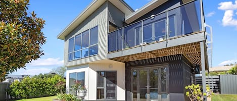 Located in the heart of Apollo Bay within close proximity to the main street, stunning beaches and the Great Ocean Road