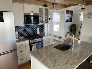 Fully equipped kitchen with island 