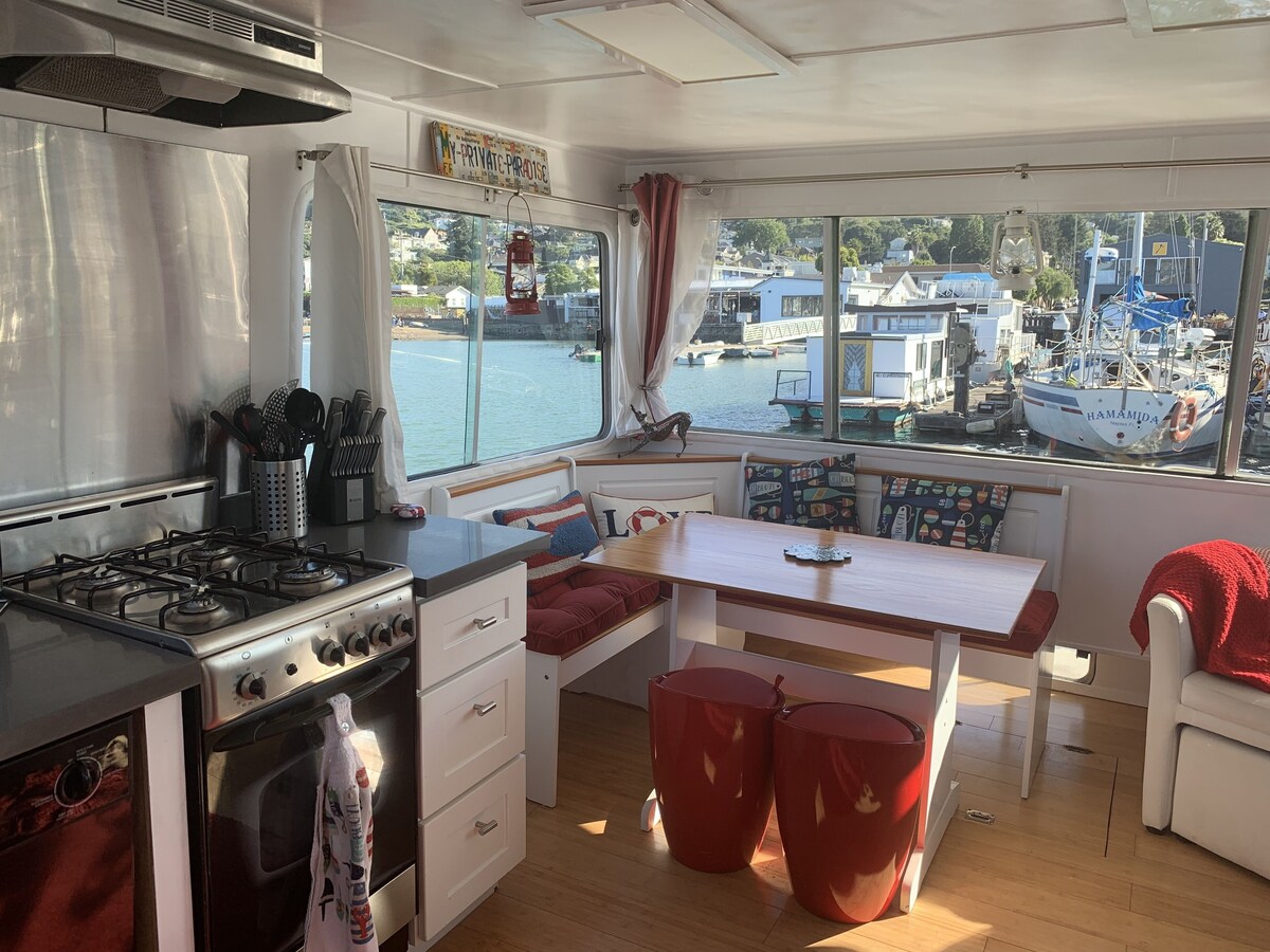 Cute houseboat, amazing location