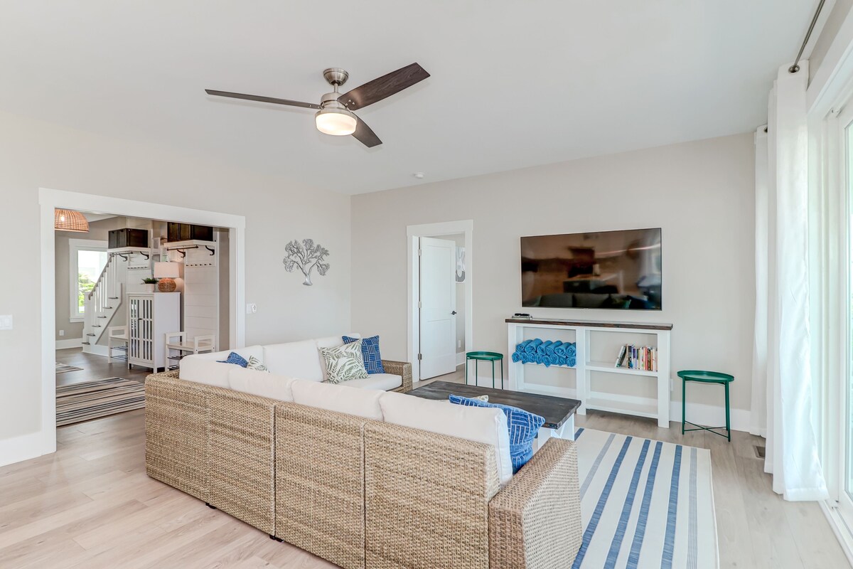 “It’s About Time” Six bedroom Beachfront home w/ Pool!