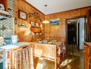 Möbel, Tabelle, Holz, Cabinetry, Interior Design, Küche, Schublade, Fussboden, Wand, Stuhl