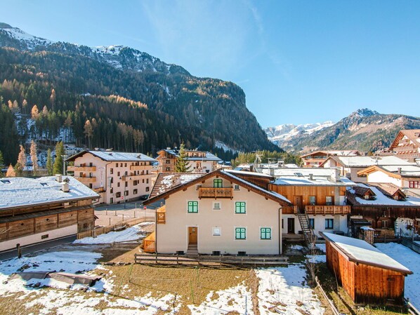 Himmel, Gebäude, Berg, Eigentum, Schnee, Fenster, Haus, Steigung, Natürliche Landschaft, Hochland