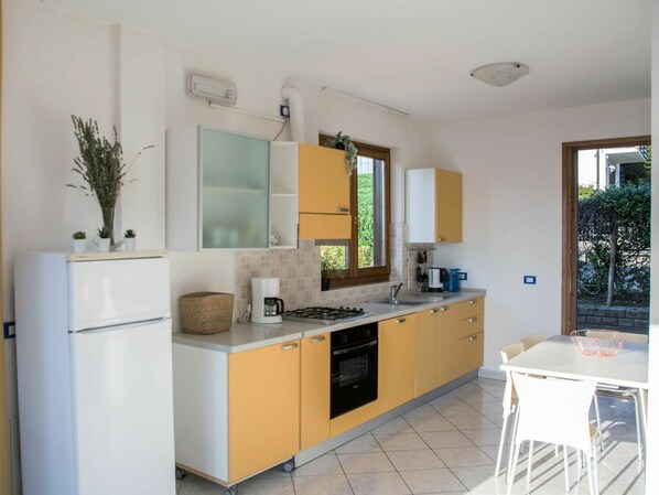 Cabinetry, Comptoir, Meubles, Propriété, Évier, Evier, Robinet, Plante D'Appartement, Chaise, Plante