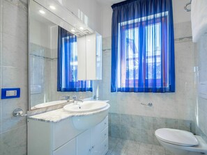 Mirror, Plumbing Fixture, Tap, Sink, Property, Bathroom Sink, Blue, Bathroom Cabinet, Bathroom, Azure