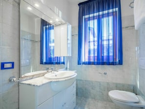 Miroir, Luminaire Plomberie, Robinet, Évier, Propriété, Lavabo, Bleu, Armoire De Toilette, Salle De Bains, Bleu Azur