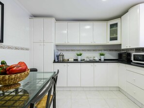 Countertop, Cabinetry, Eigentum, Küche, Spüle, Küchengerät, Herd, Produkt, Fenster, Haushaltsgerät