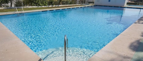 Acqua, Cielo, Blu, Piscina, Pianta, Azzurro, Rettangolo, Albero, Costruzione, Shade