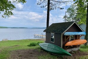 Fish cleaning house equipped with 2 kayaks and a canoe for our guests