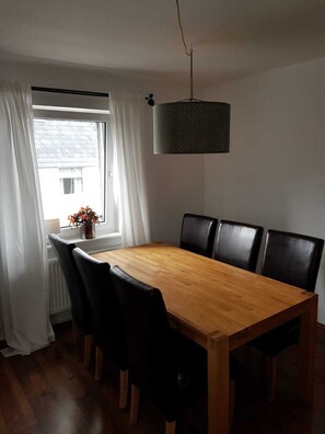 Ferienwohnung  Bergstraße (75 qm) mit Balkon-Essecke Wohnzimmer