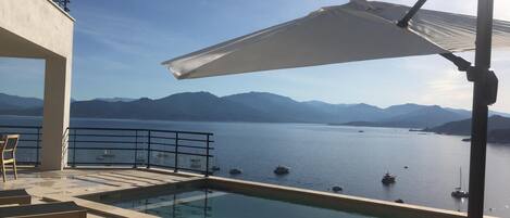 Piscine (3mx6m) avec vue sur les montagnes corses et la baie de Campomoro 