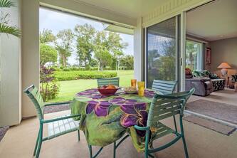 Air-conditioned, elegant and spacious, golf course view, walk to beach!