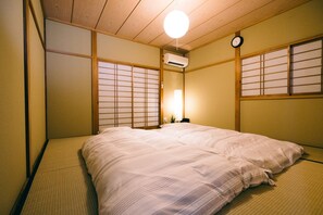 Up to 4 Japanese-style futons can be laid at night.