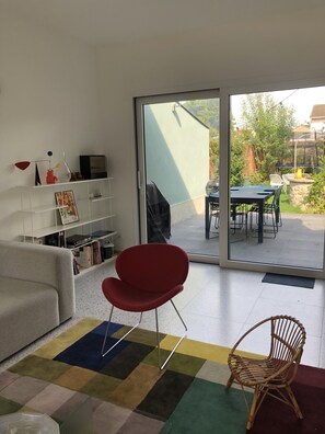 Salon et baie vitrée sur le jardin